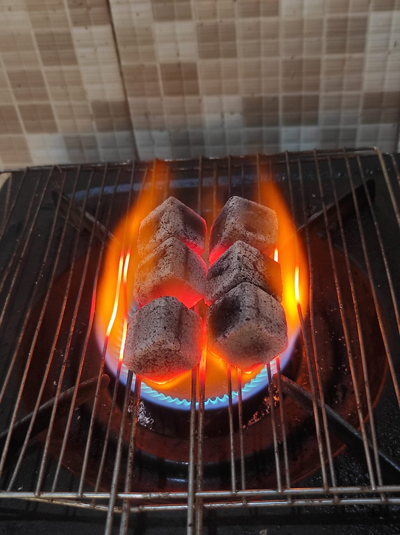 Shisha charcoal briquette burning test showing stable heat, low smoke, and consistent performance.