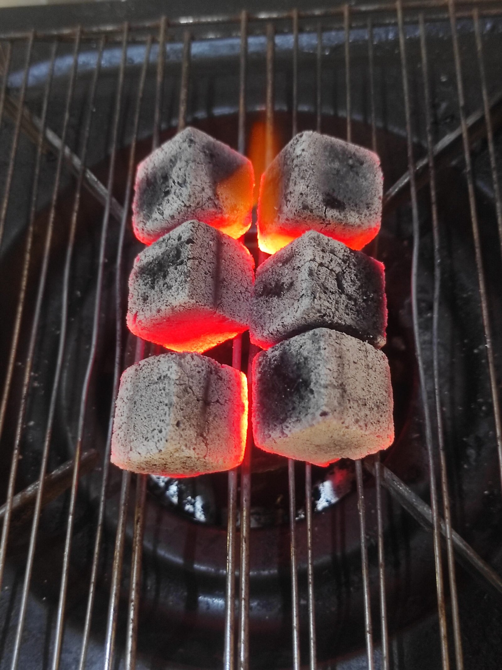 Charcoal burning test on a stove to evaluate heat output, smoke level, and combustion stability.